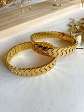 Load image into Gallery viewer, Vianna Elegance bangle
